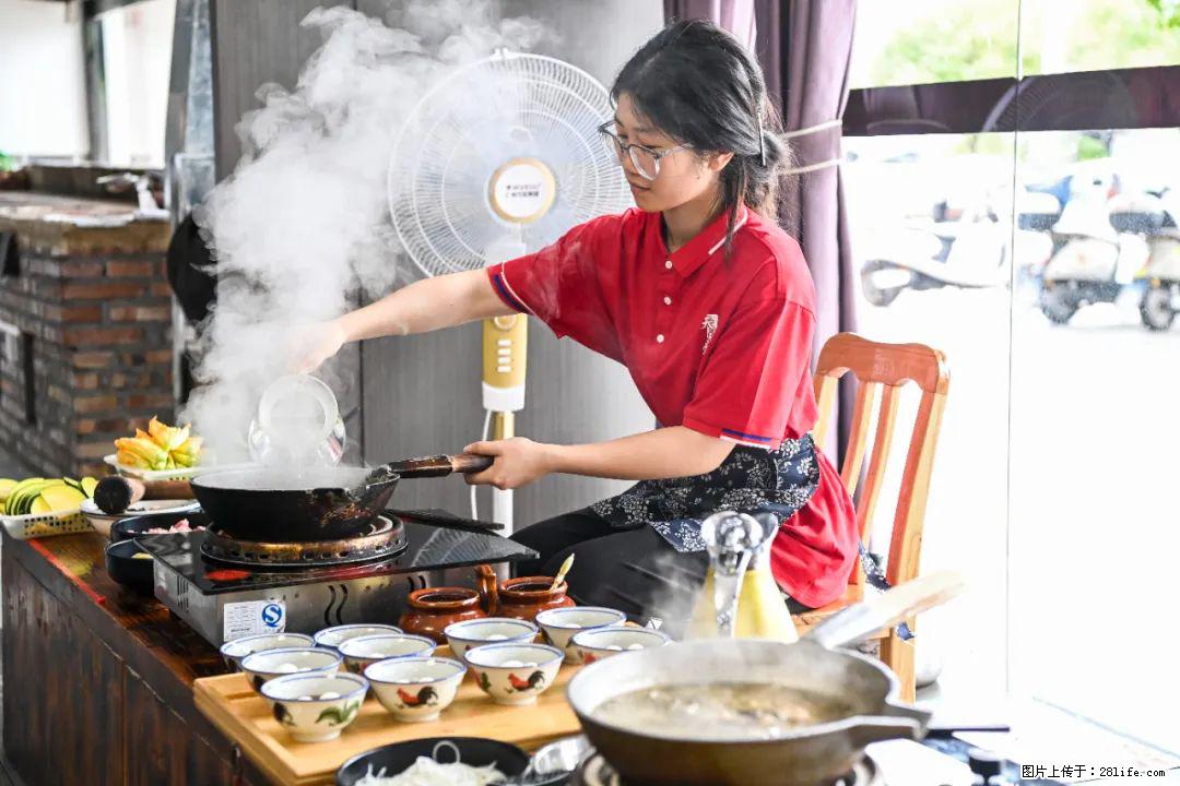 全网追的“扁担女孩”，找了一份暑假工，时薪12元 - 温州生活资讯 - 温州28生活网 wz.28life.com